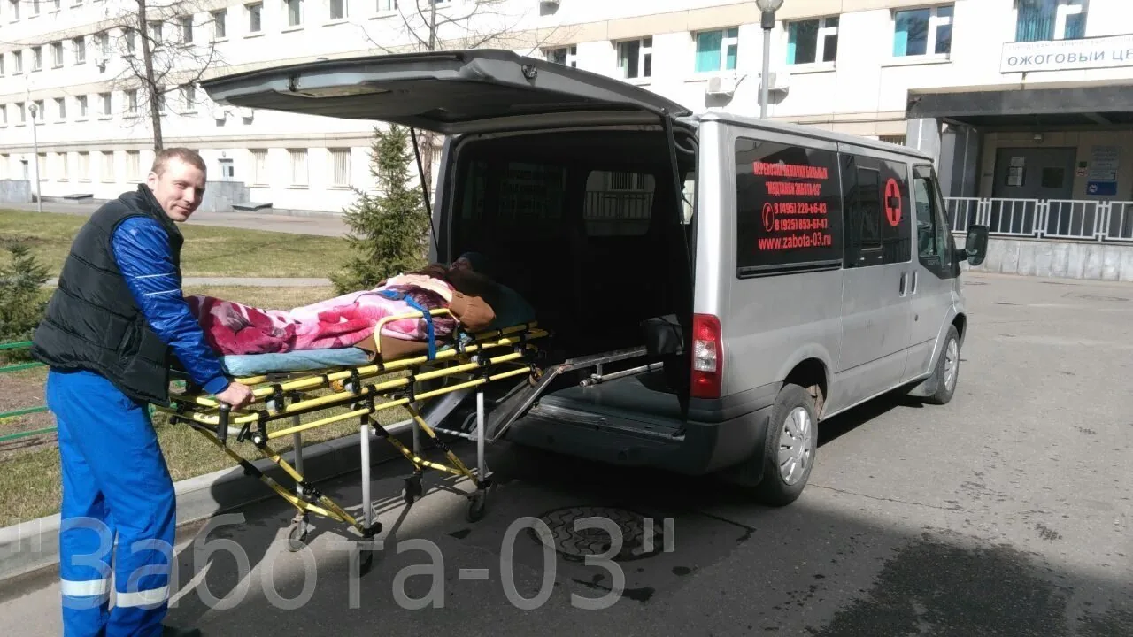 Погрузка пациента на каталке в Ford Transit