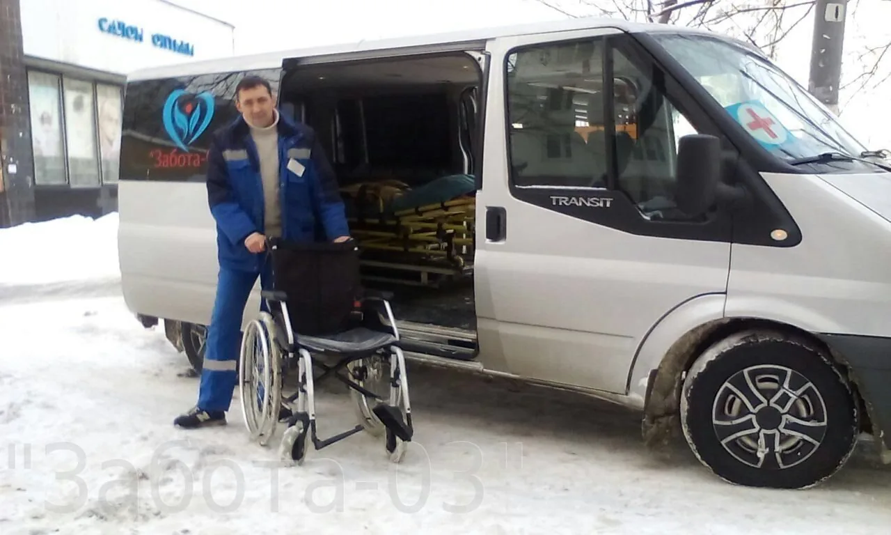 Санитар с креслом-каталкой у Ford Transit